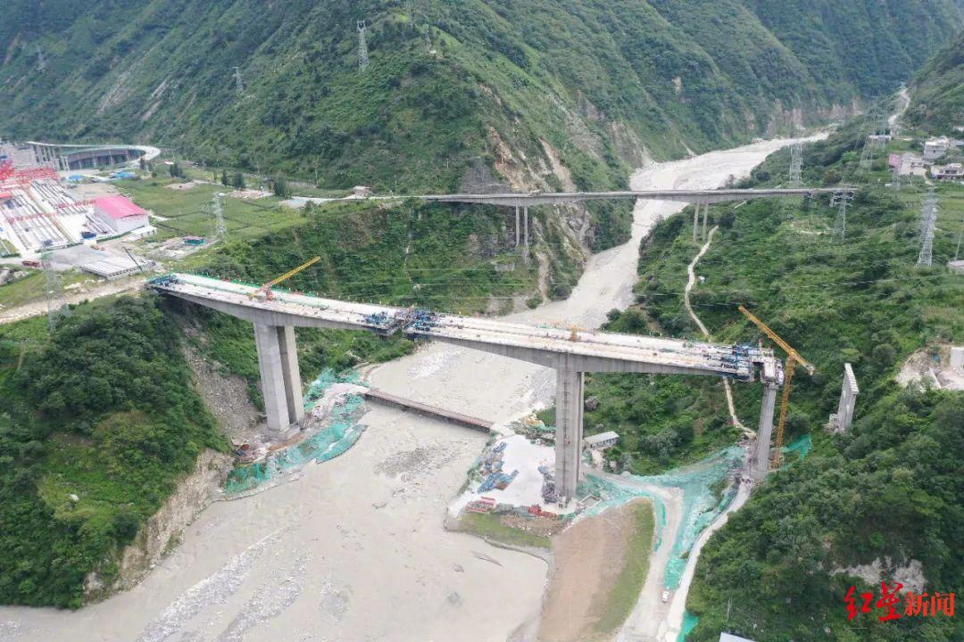 【泸石高速首座连续性刚构桥右幅顺利合龙 公路通车后泸定至石棉仅需1
