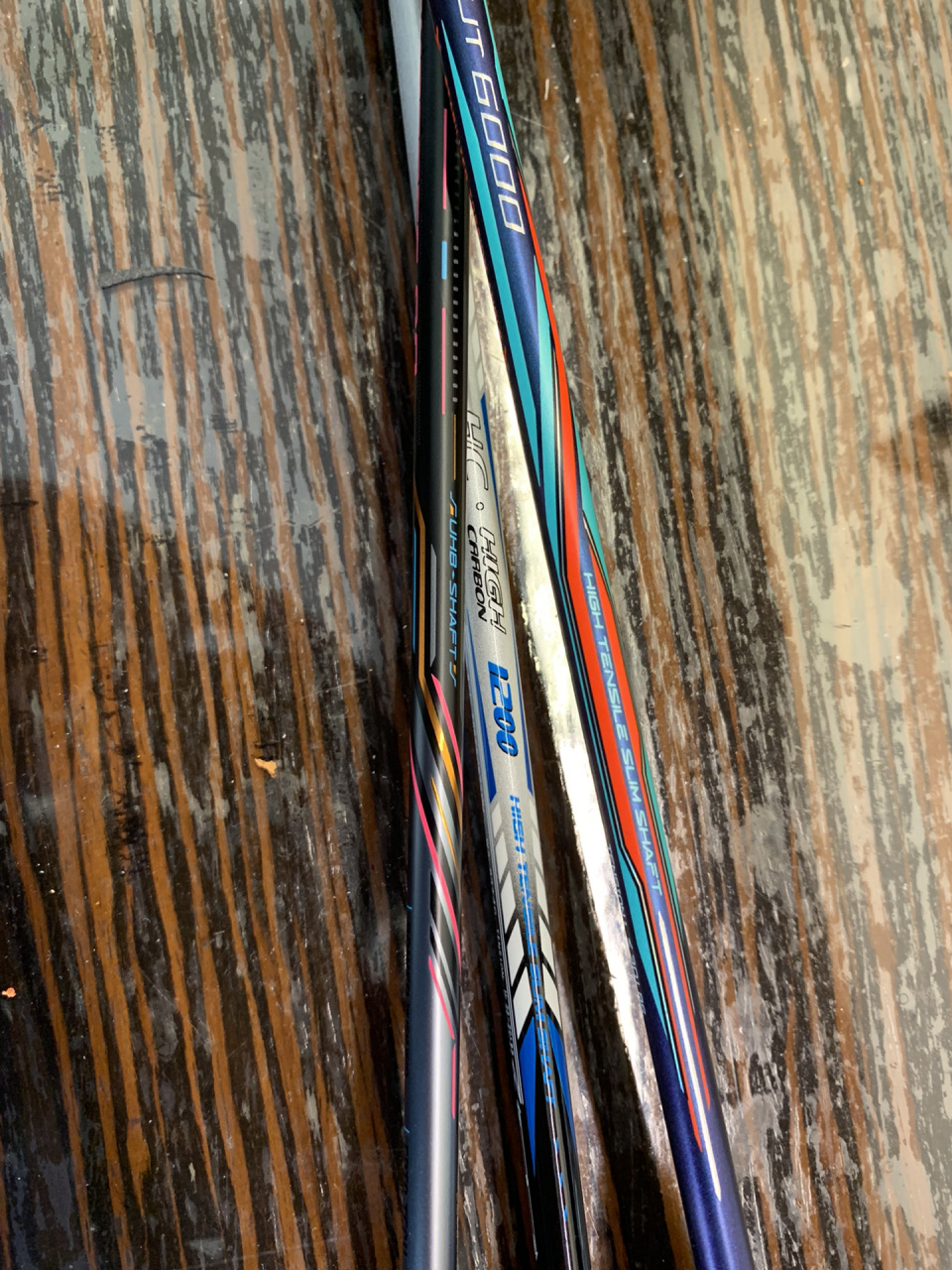 李宁羽毛球拍三个颜色的底盖   上了三个颜色的新手胶,三个不一样的底