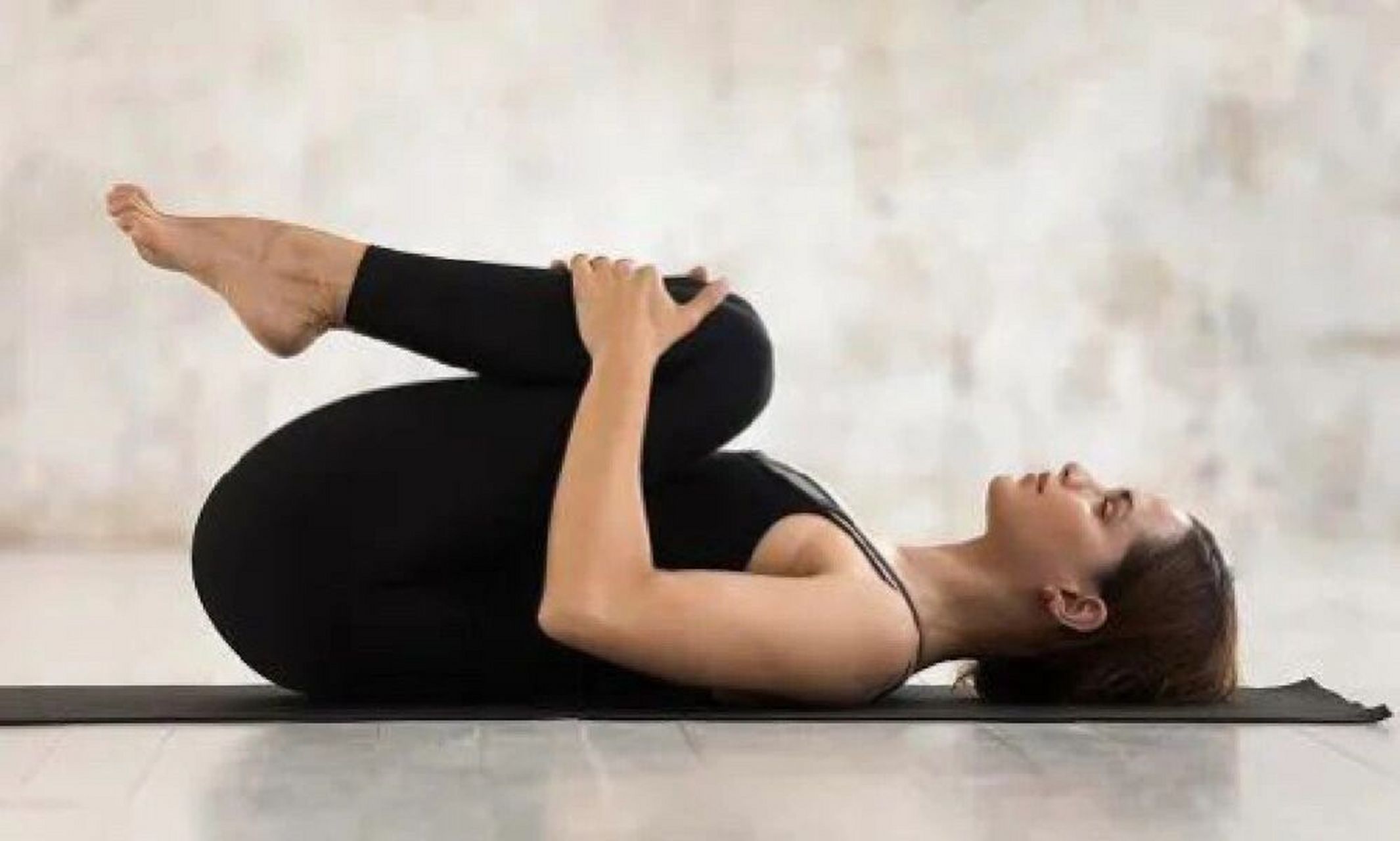 锁腿式(单腿,双腿) 11566引导词→仰卧准备,双腿并拢,屈双膝,双手