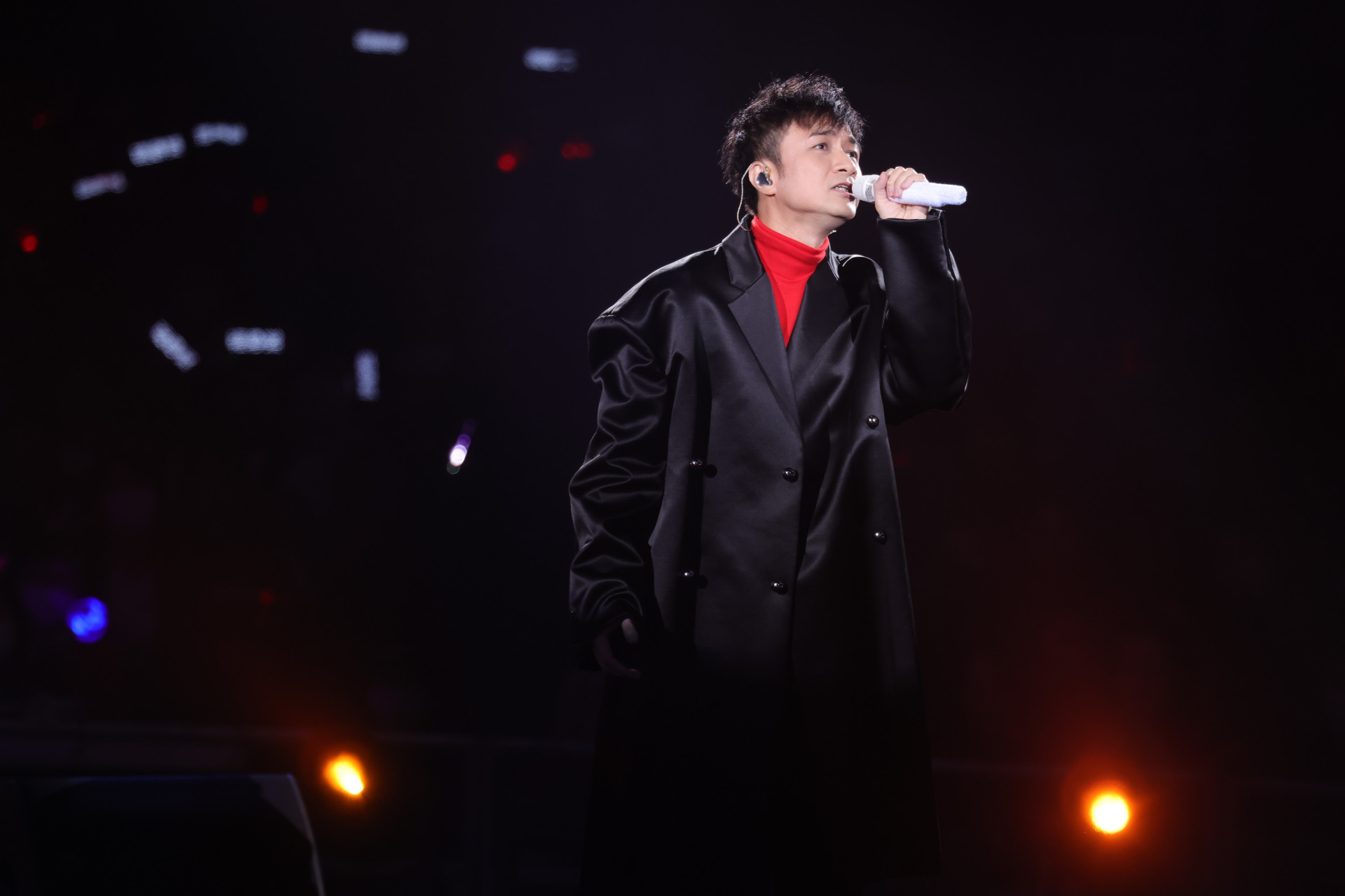 古巨基 在《张国荣继续宠爱·二十年·音乐会》上演唱歌曲《dear