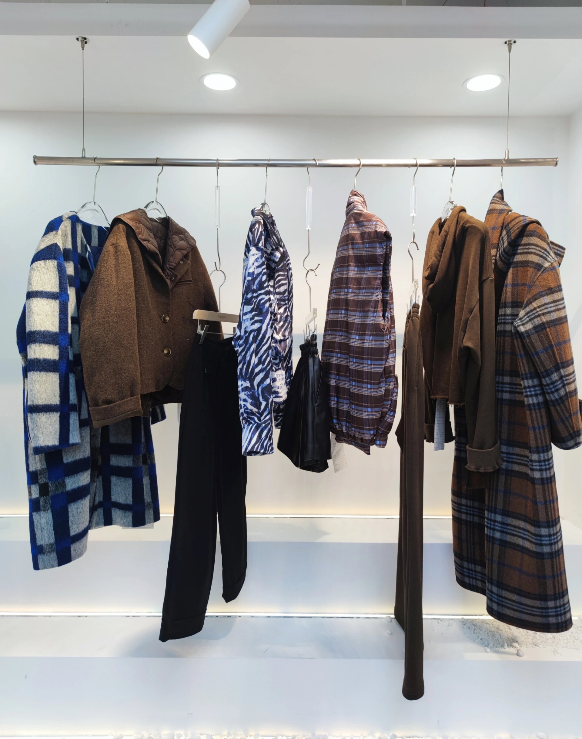 五个秋冬新款服装陈列案例展示 爱奢蔓秋冬款上新了,快来看看陈列效果