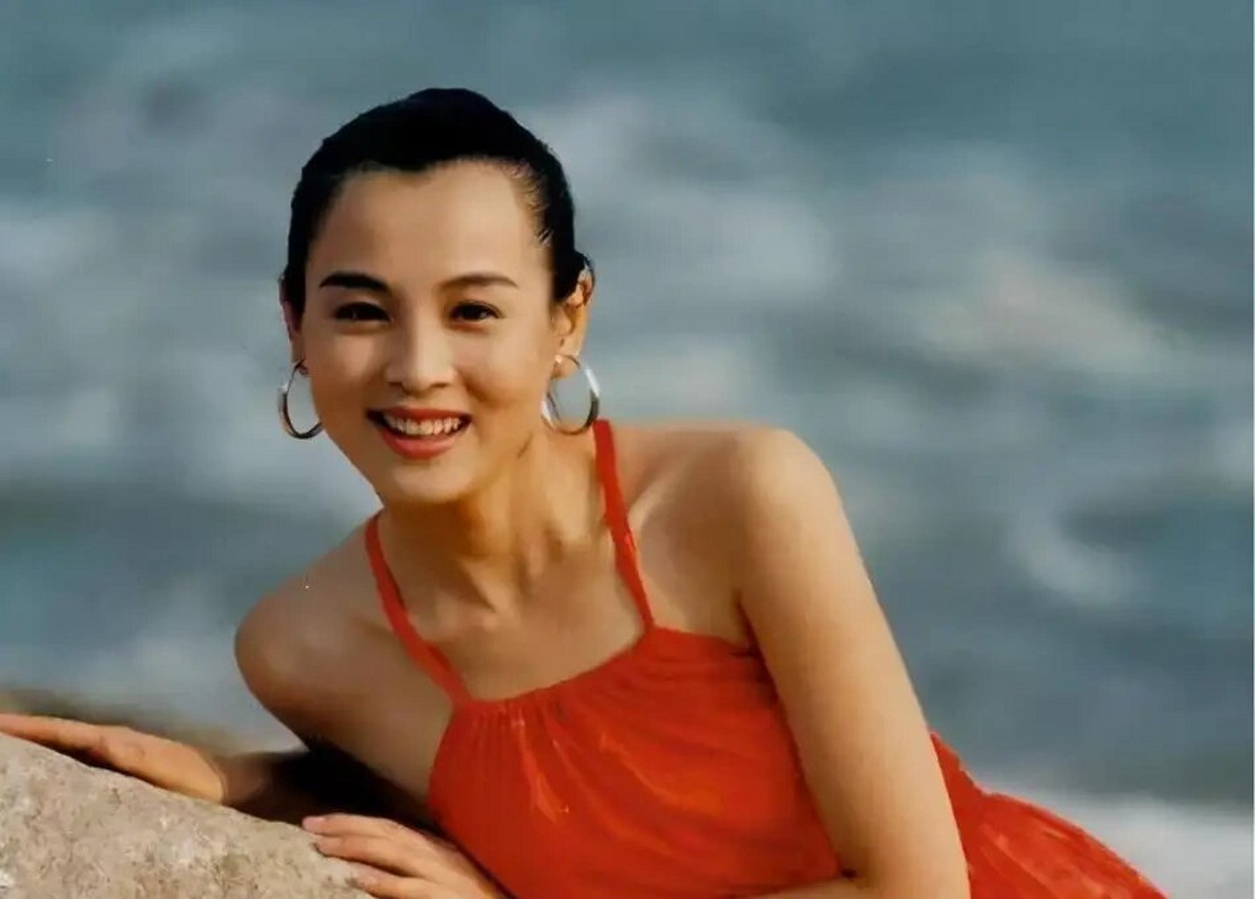 演员赵明明:嫁给英宁,离婚那天抱着女儿大哭,54岁依旧单身 赵明明是