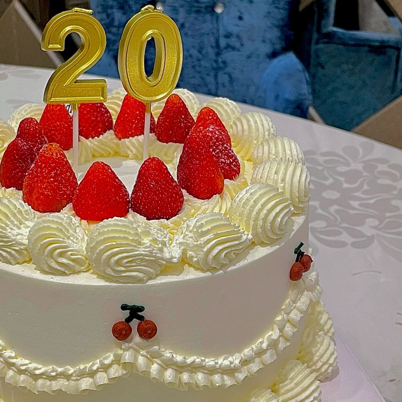 20岁的生日蛋糕98 订的蛋糕真的和这个emoji表情好像98许愿的时候
