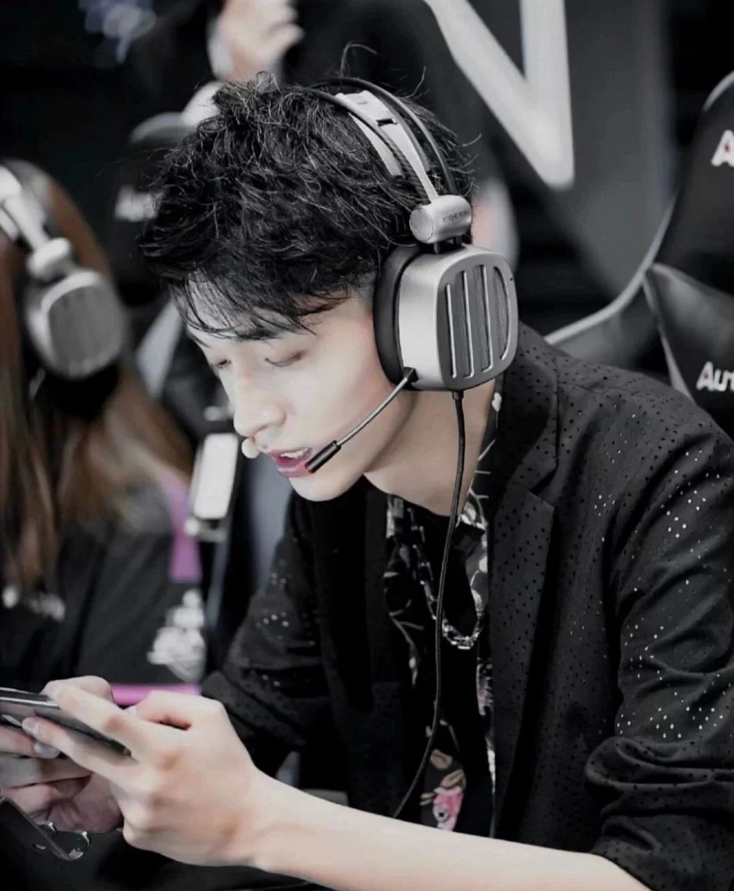 秦霄贤的神仙照片分享 台上追随秦霄贤 台下不扰秦凯旋 白月光会一直