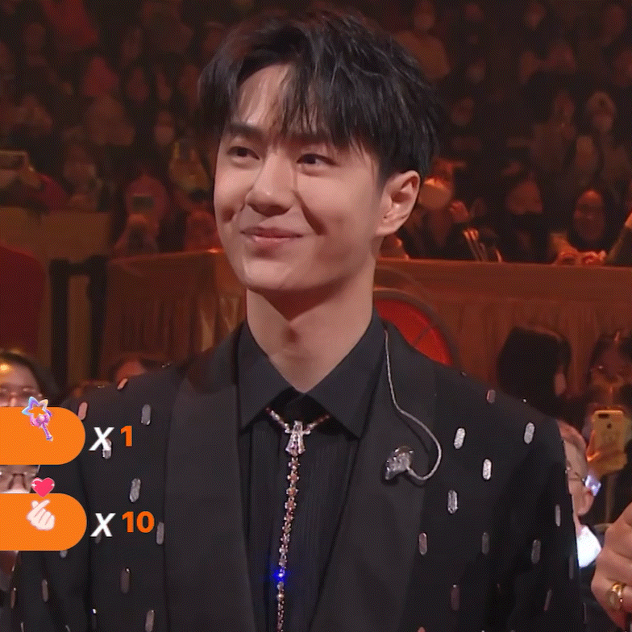 王一博参加某活动生图,其实是帅气的,就是法令纹太严重了,公司也不