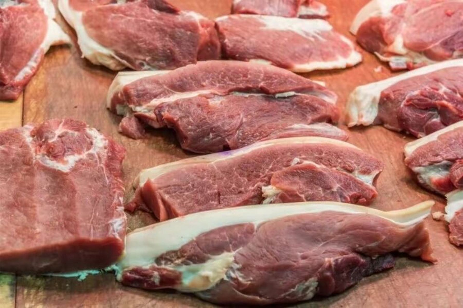 如何分辨肉摊上的肉是不是硼砂猪肉?