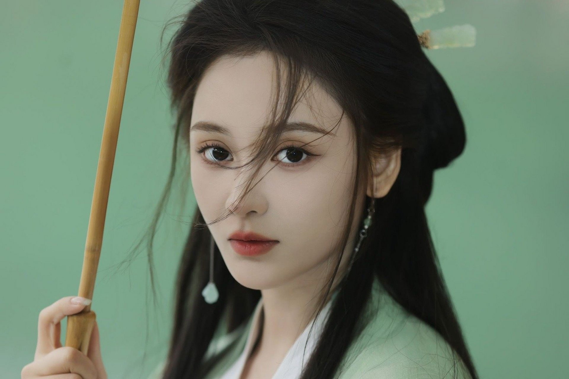 王一菲清冷感古风写真# 好喜欢这种清冷美人,王一菲穿着绿色的棺鞍