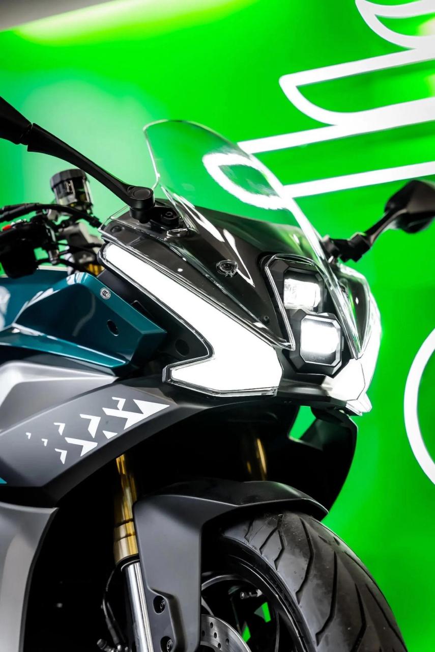 贝纳利龙卷风552r.