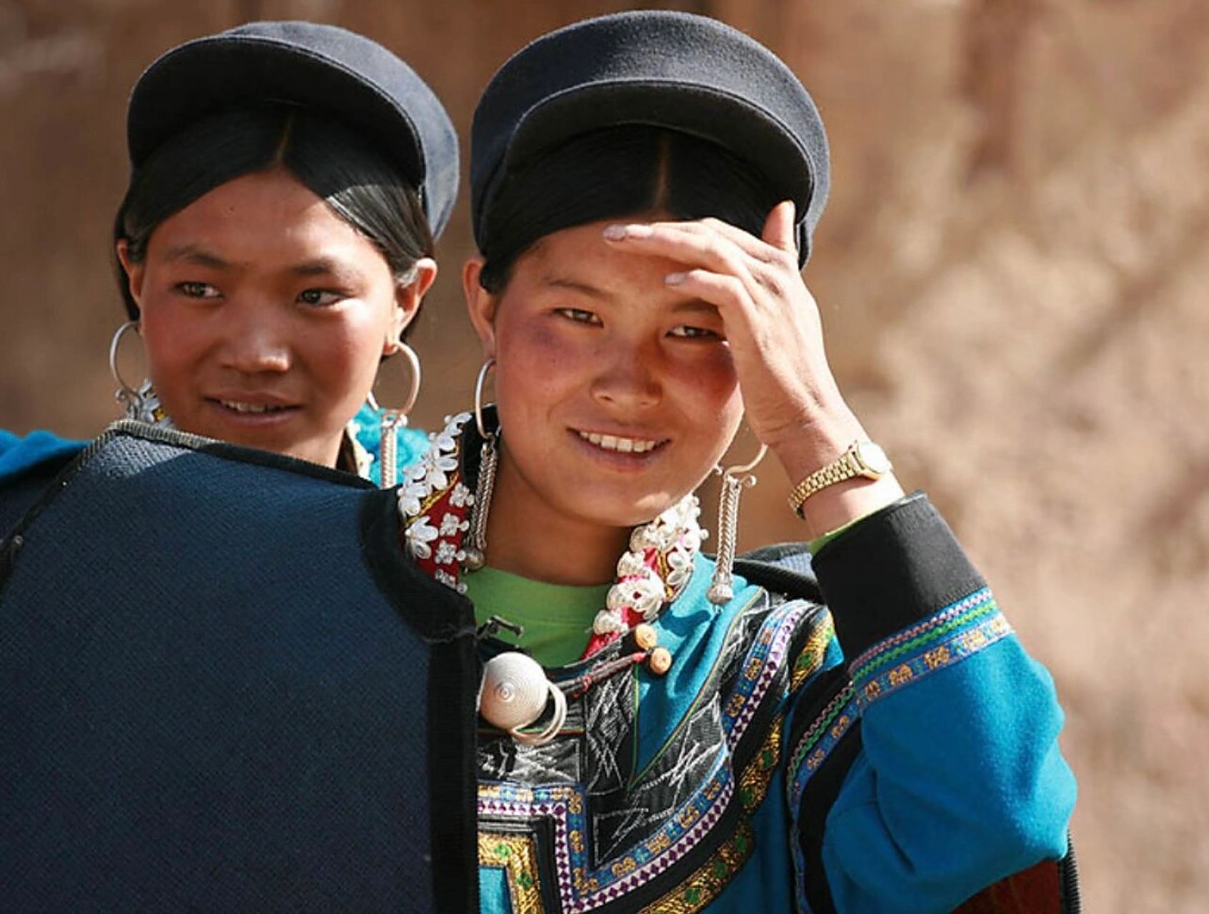 彝族年轻妇女赶集时的配饰 照片拍摄于二十年前凉山彝族自治州布拖县