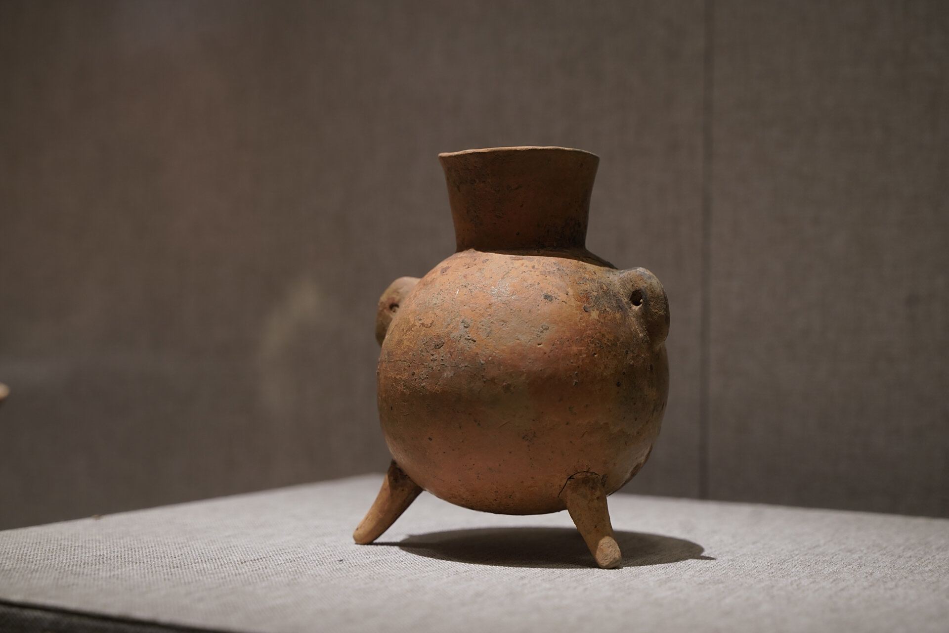 红陶双耳三足壶·裴李岗文化|摄于河南博物院 有些文物还是要去"原