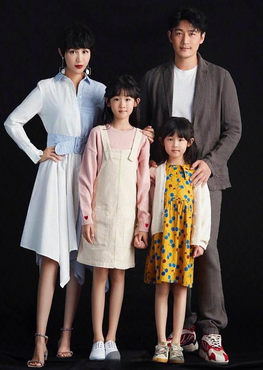 陆毅和鲍蕾的长腿基因可太好了吧,一家四口的照片,满屏都是腿.