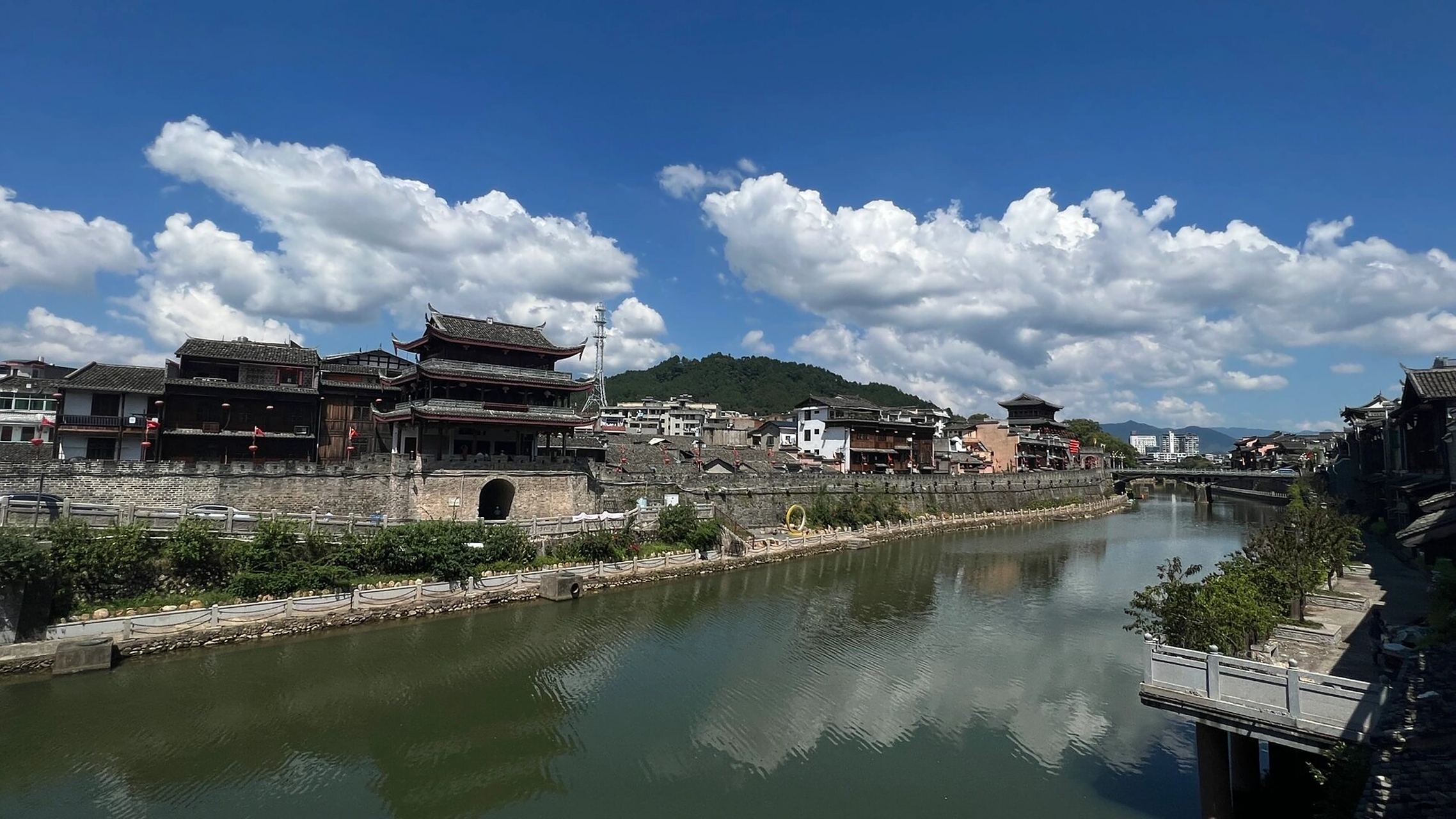 汀州古城景点之[汀州古城墙] 汀州古城墙位于福建省长汀县汀州镇,始建