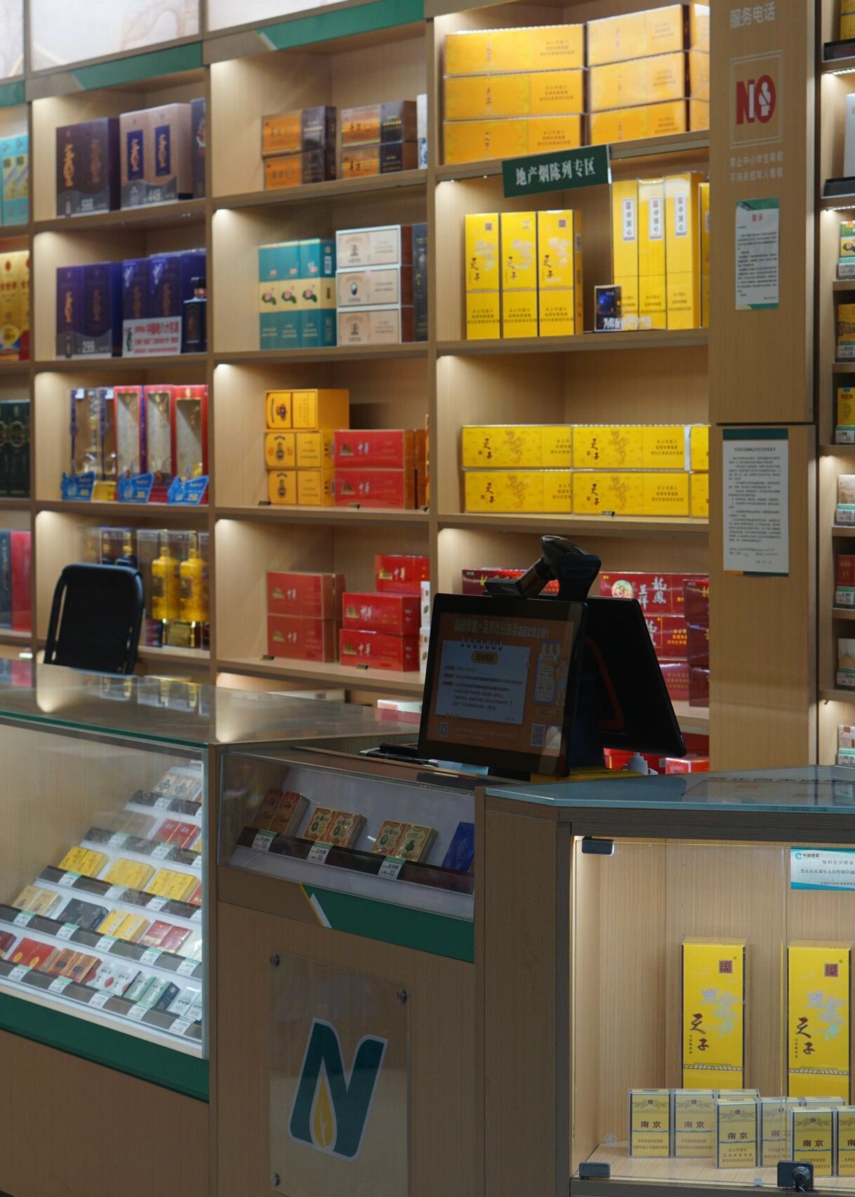 烟酒专卖店,该如何设计烟酒柜展示柜?