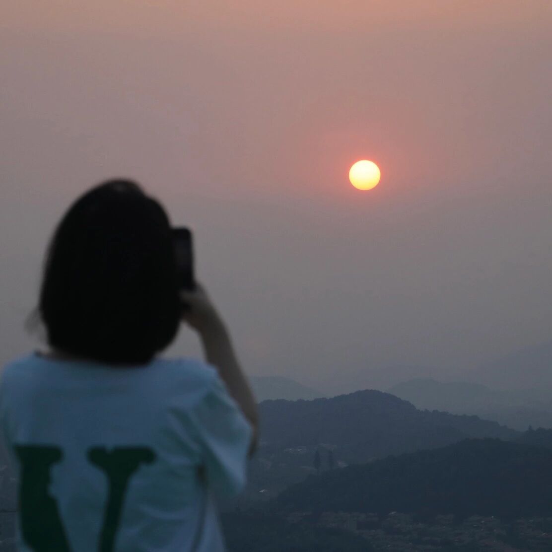 淡雅头像背影 短发图片