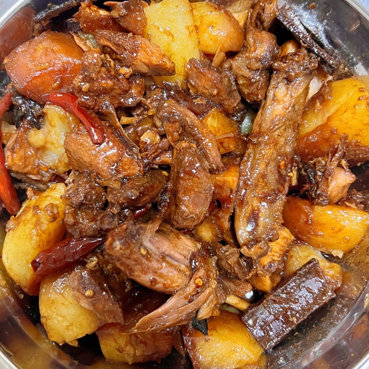 冬天就应该吃暖呼呼的土豆炖鸭91 鸭肉软烂入味,土豆也是用筷子轻轻