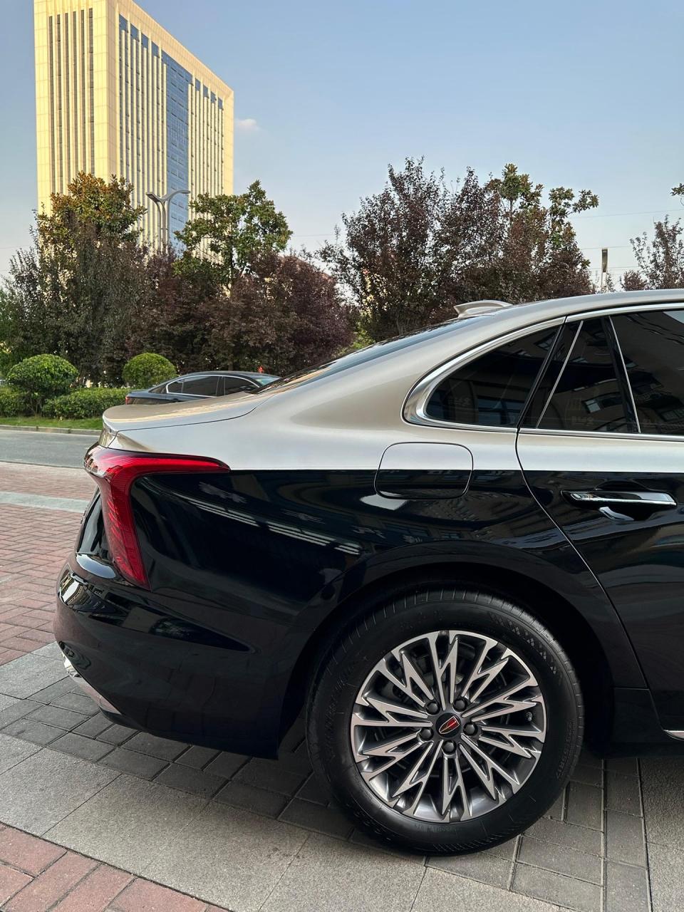 红旗h5 国货之光 超亮金属香槟金和pet亮黑上下双拼改色贴膜