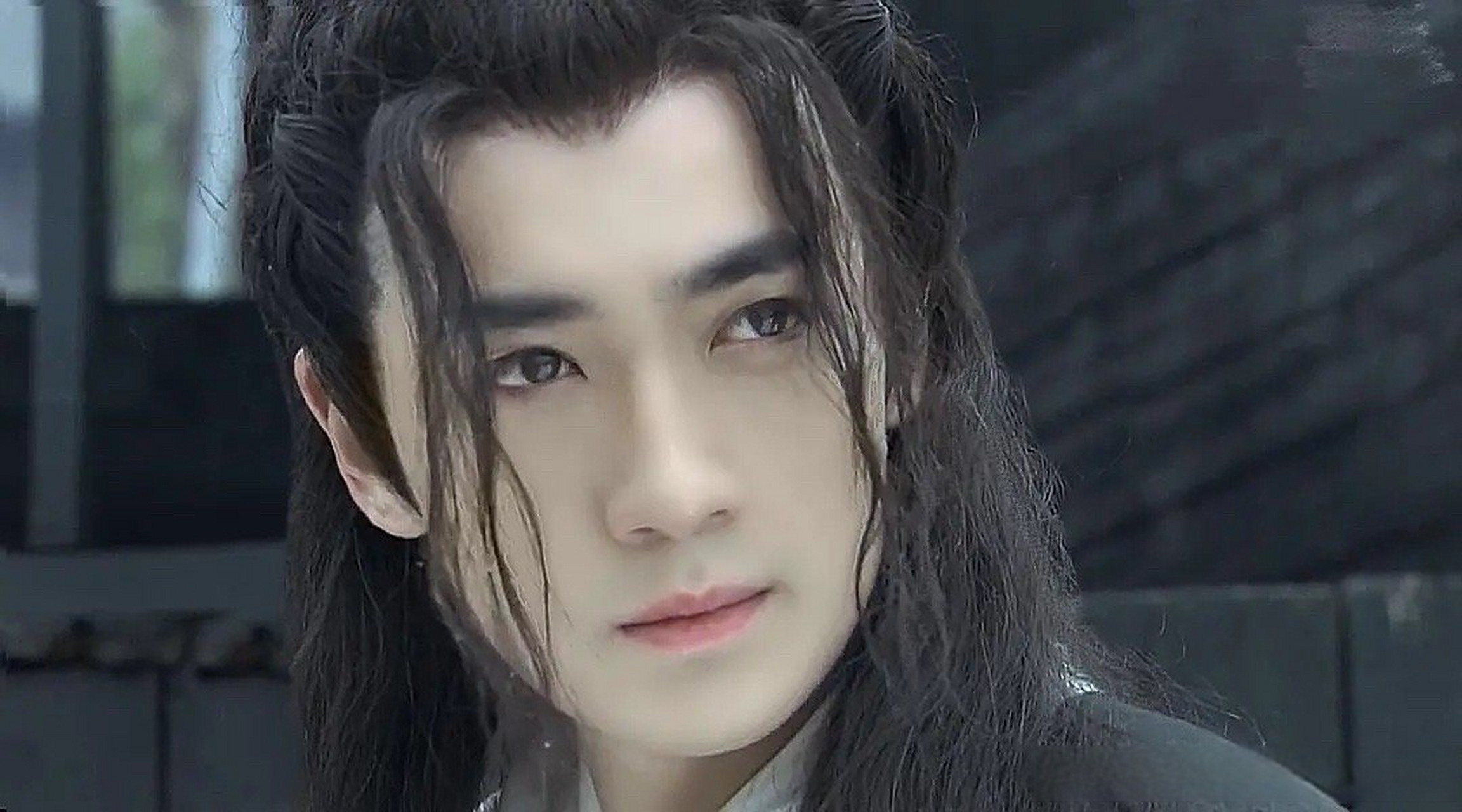 韩延说朱一龙底色是演员@朱一龙 一步步走来,尝试各种角色.