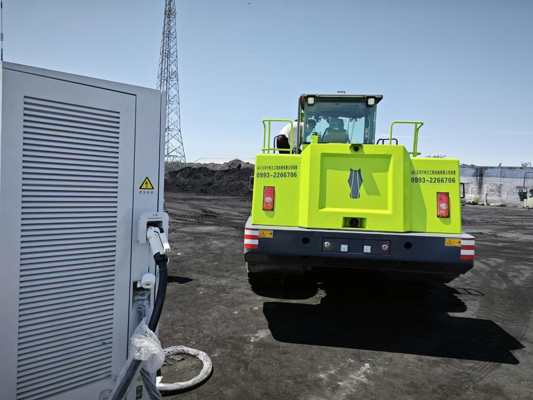 博雷顿纯电动装载机交车现场!专业的事情交给专业人去做