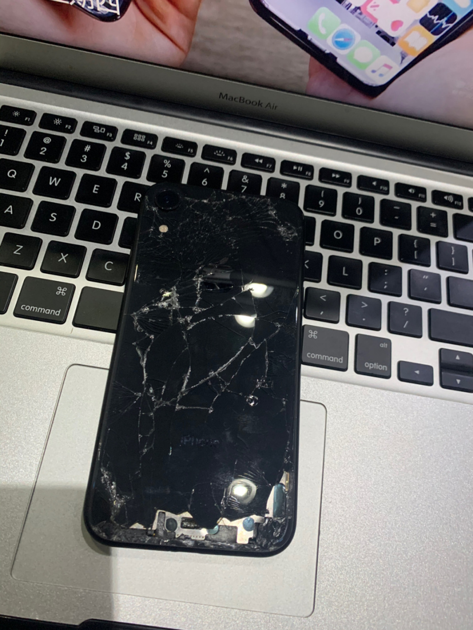苹果xr屏幕摔碎的照片图片