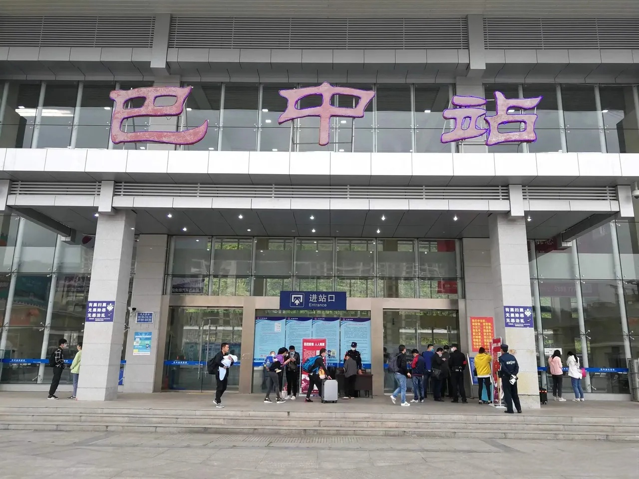 搭乘春天的第一班列车,带上微笑出发,这南来北往的旅程