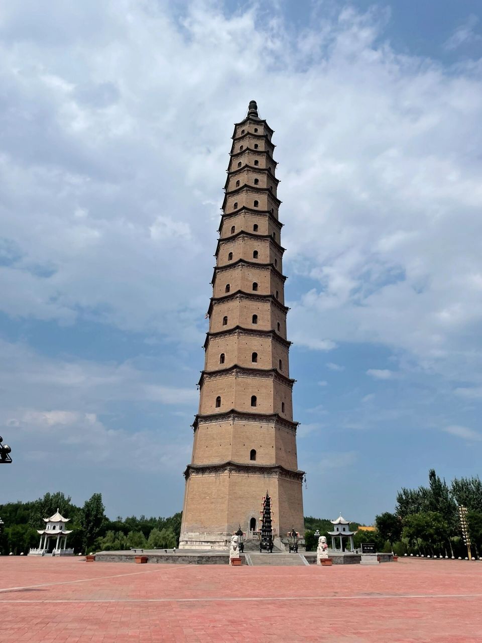 吕梁汾阳市文峰塔 汾阳文峰塔(国六)位于汾阳市城区东的建昌社区,建于