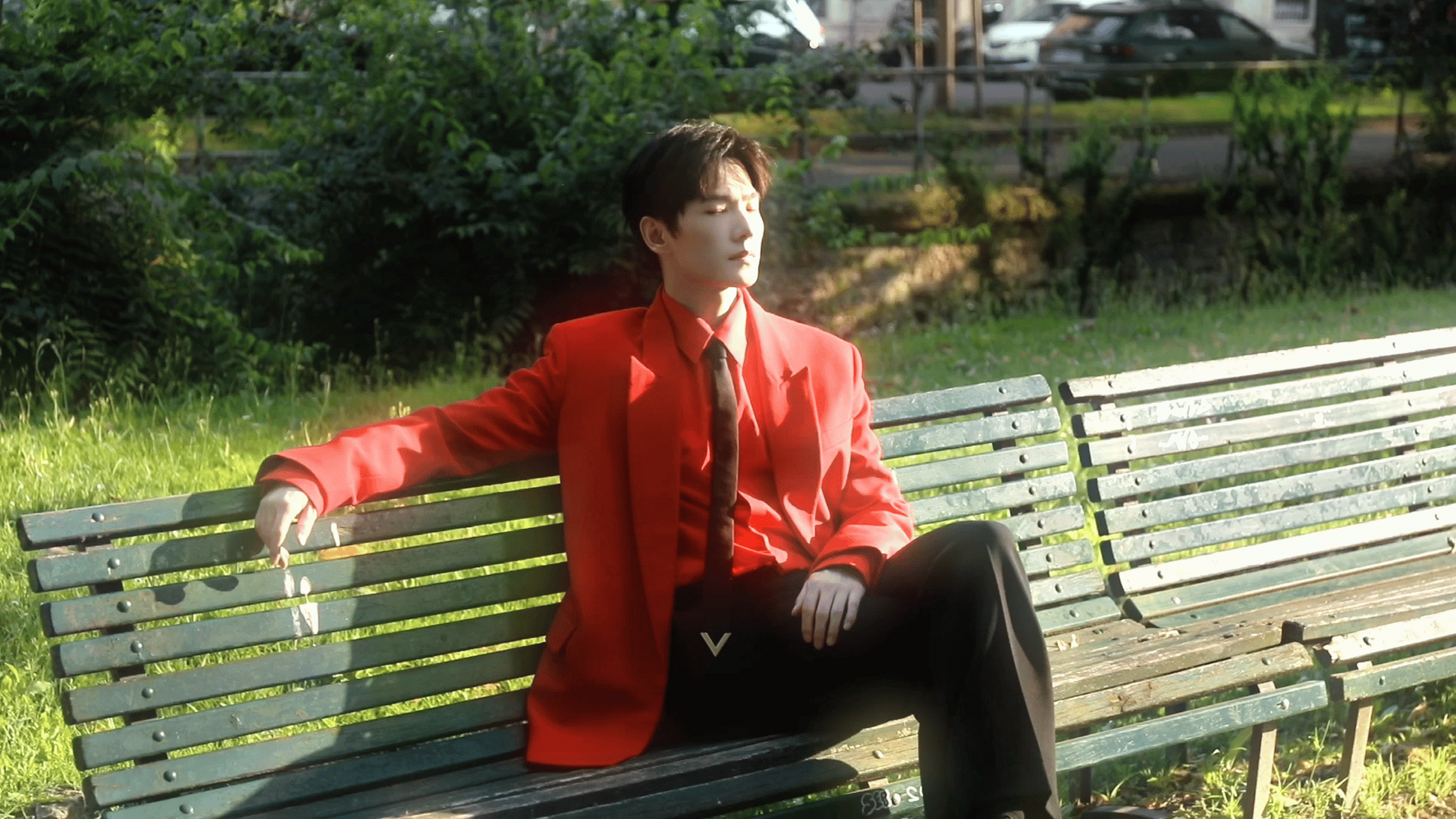 杨洋挑战一张图封神92  杨洋红色西装