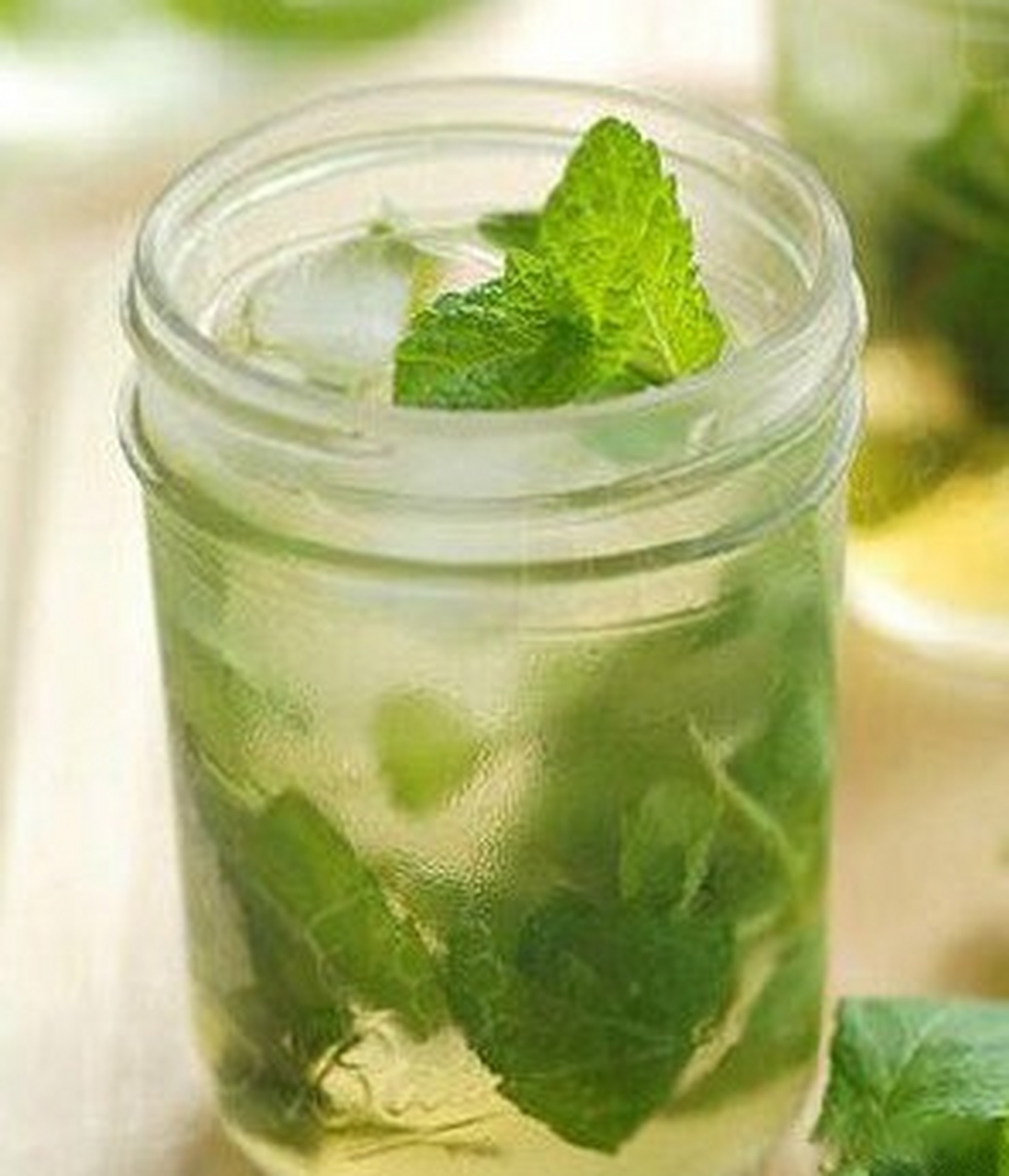 【冰爽薄荷蜂蜜茶】做法:薄荷洗净晾干,放玻璃瓶内,再注入矿泉水,注满