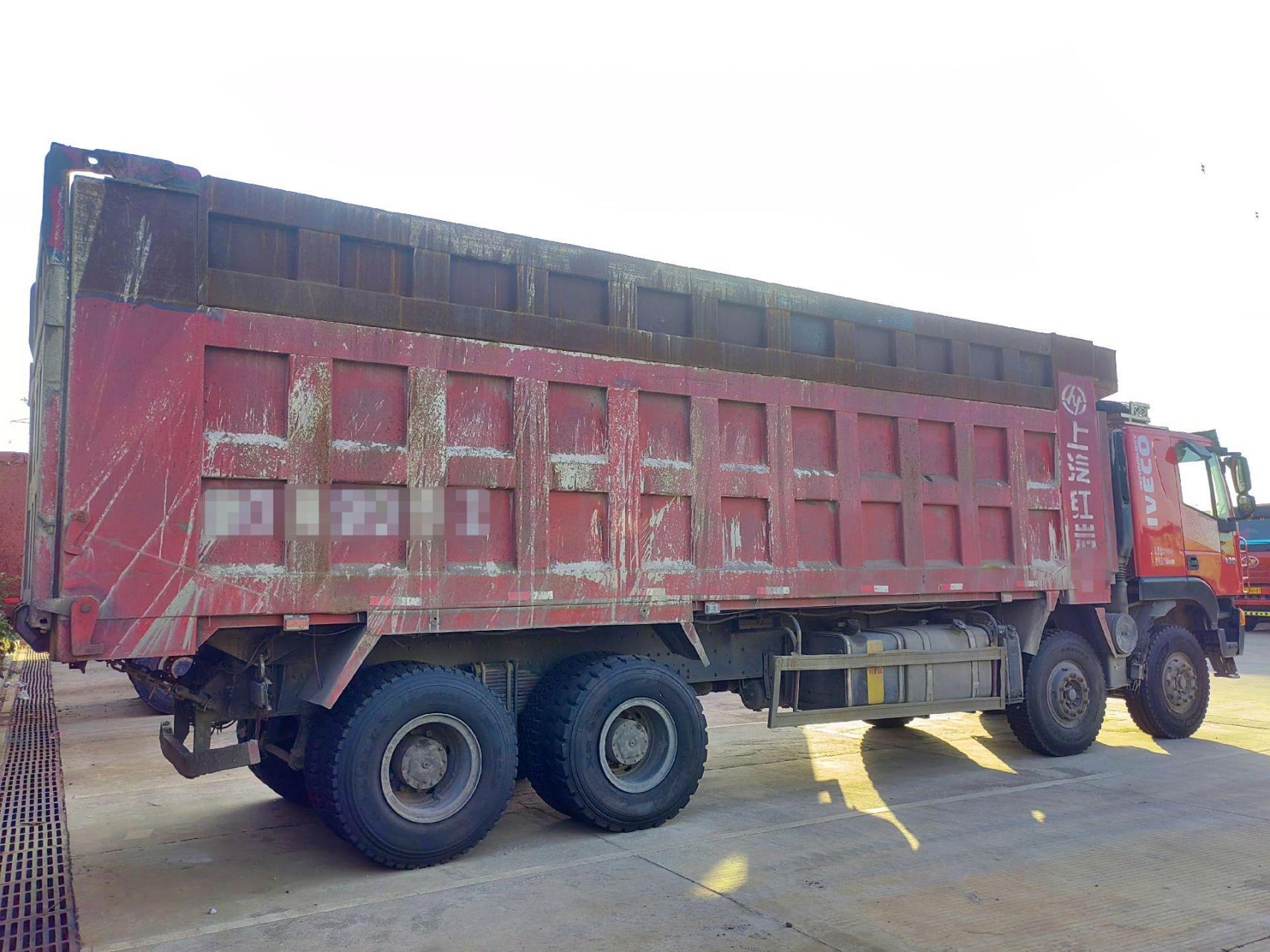 红岩杰狮c500,前四后八自卸车.