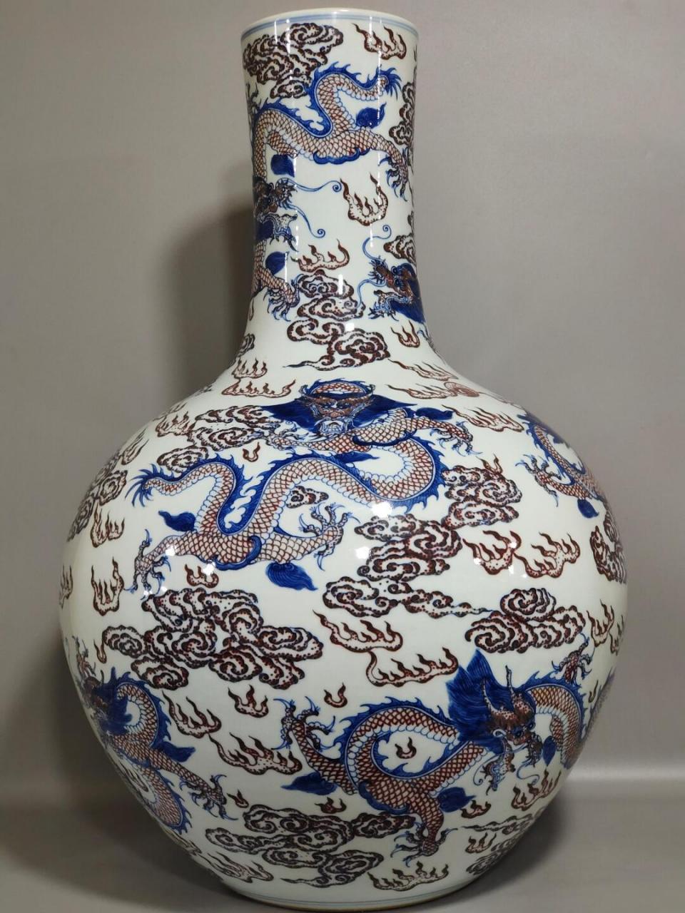 清代乾隆九龙天球瓶,高58公分,肚径39公分