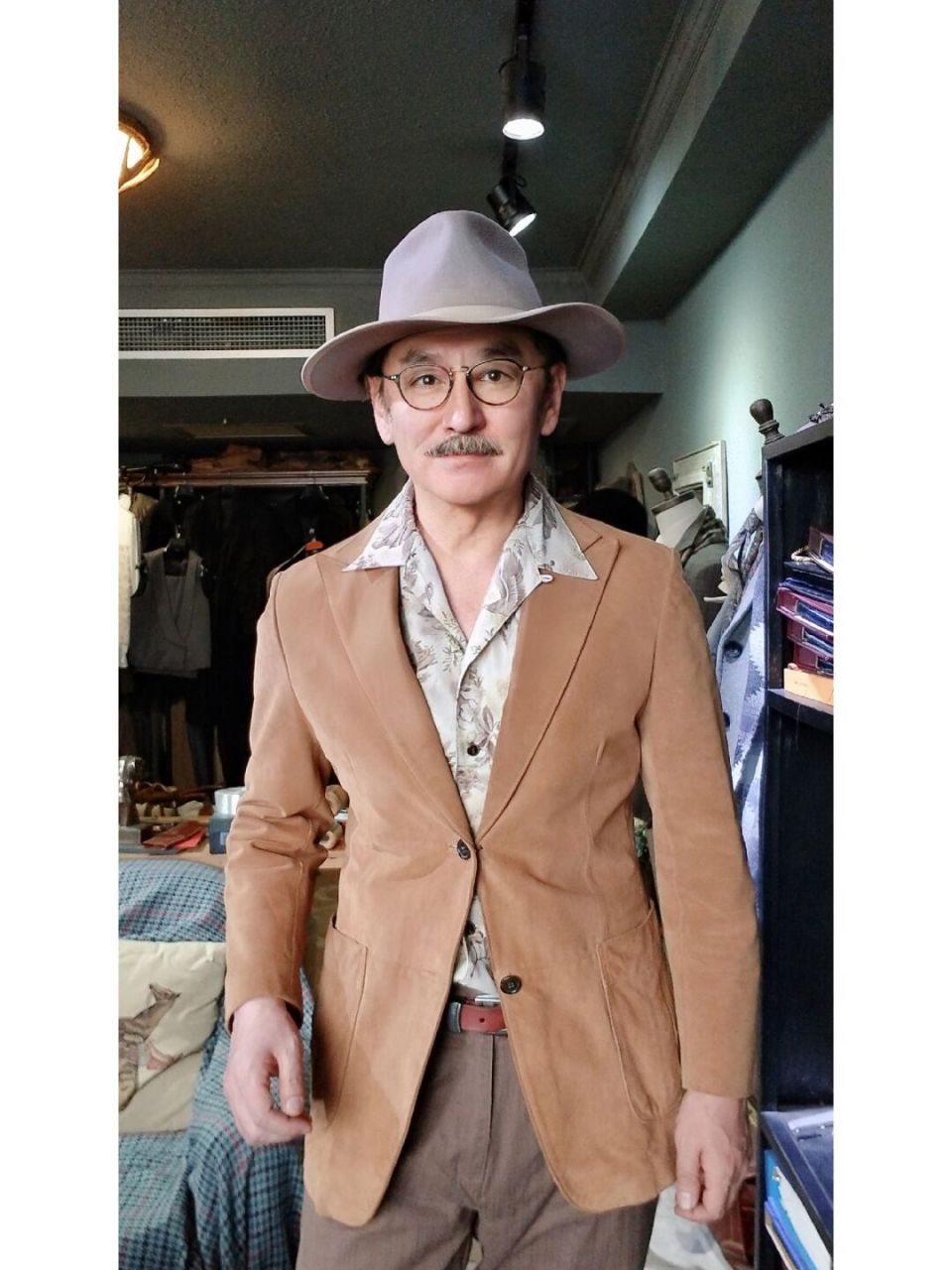 am 每套look里找线索,猜猜我的身份[照相机][照相机] 	 #guesswhoiam