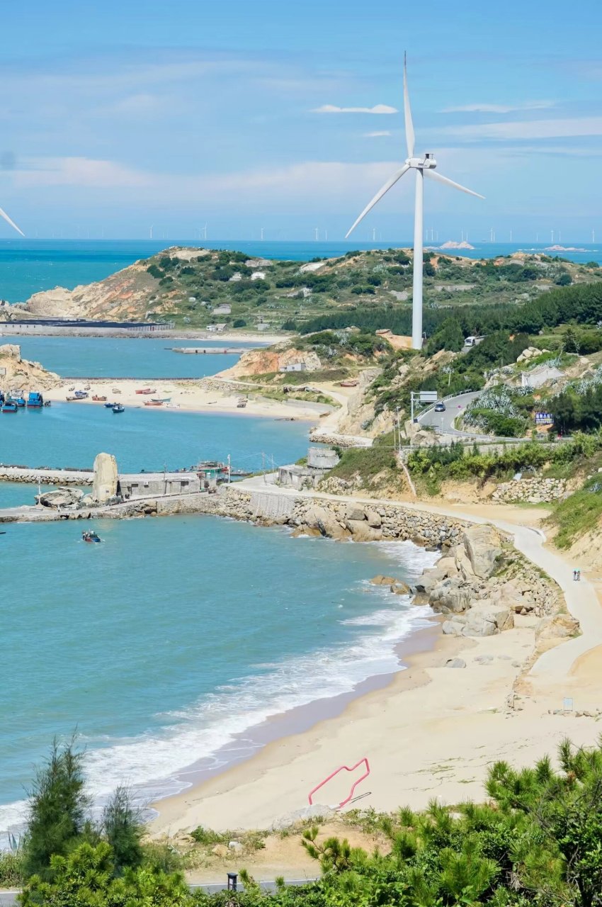 这里是平潭北部湾生态廊道 在这边有山, 风车,沙滩,大海,公路,是一处