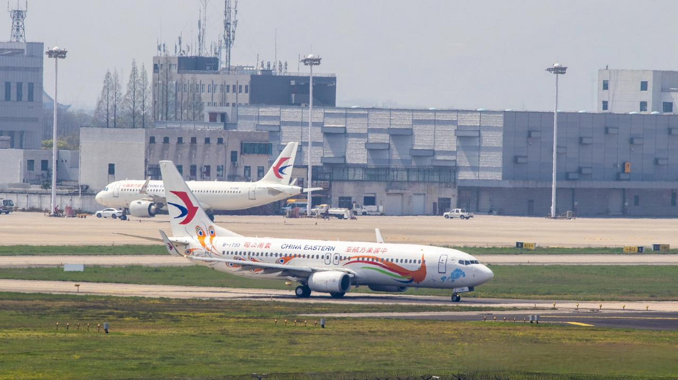 中國東方航空雲南公司b737-800,編號b-1790,機齡7.9年.