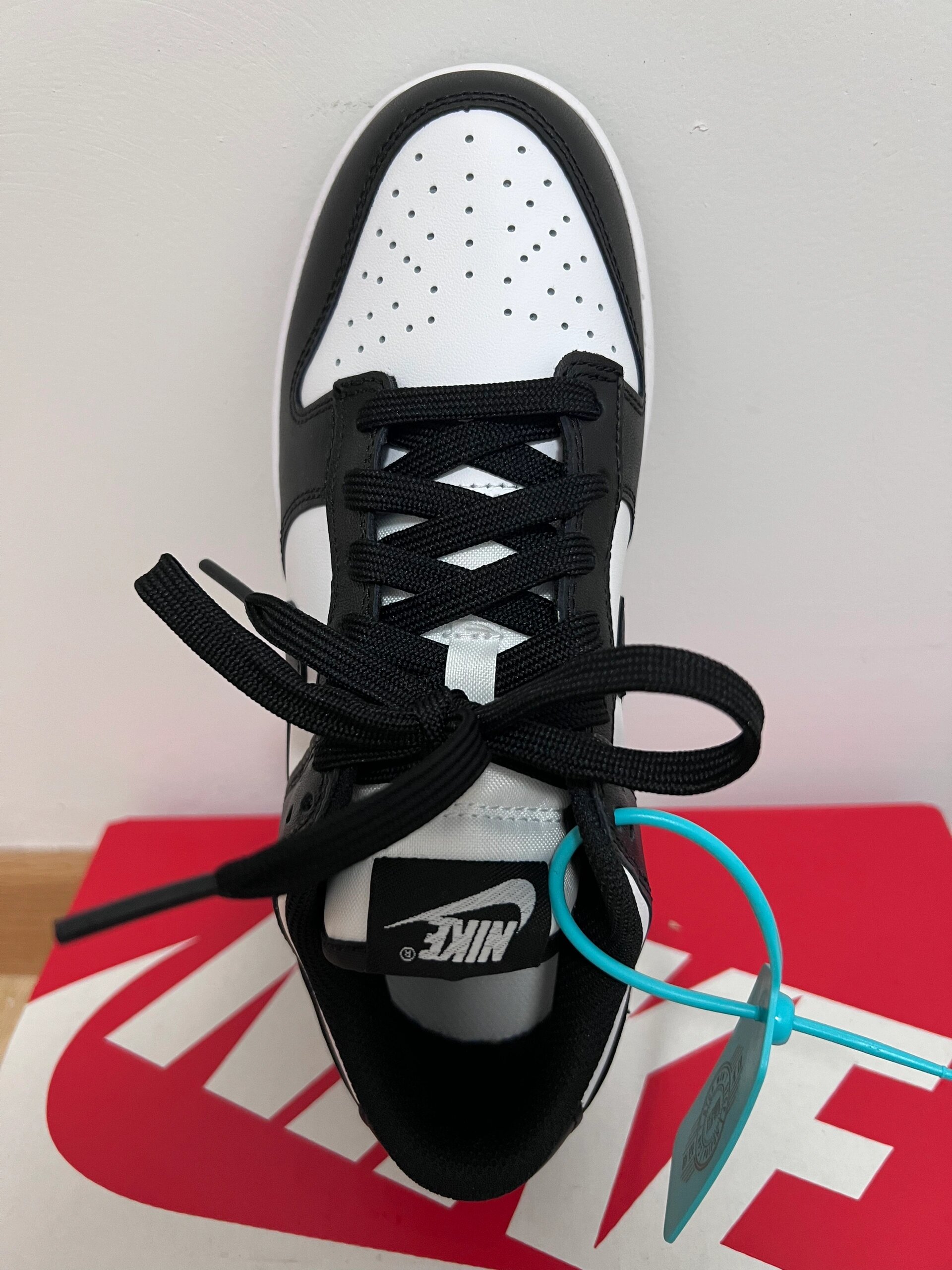 aj和dunk对比图   aj的鞋型是修长脚型,鞋舌长,dunk的鞋型是直筒型