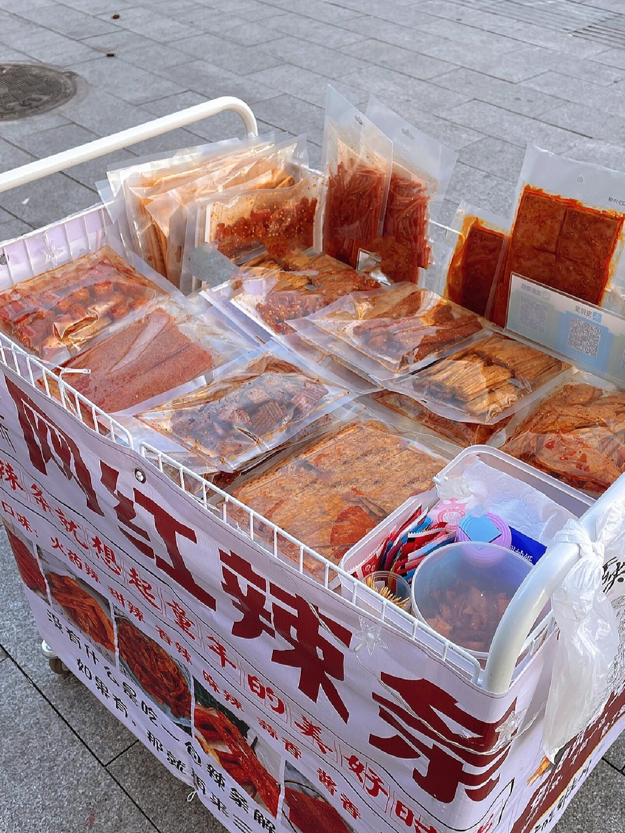 女生摆地摊适合卖什么东西(女生摆地摊适合卖什么东西呢)