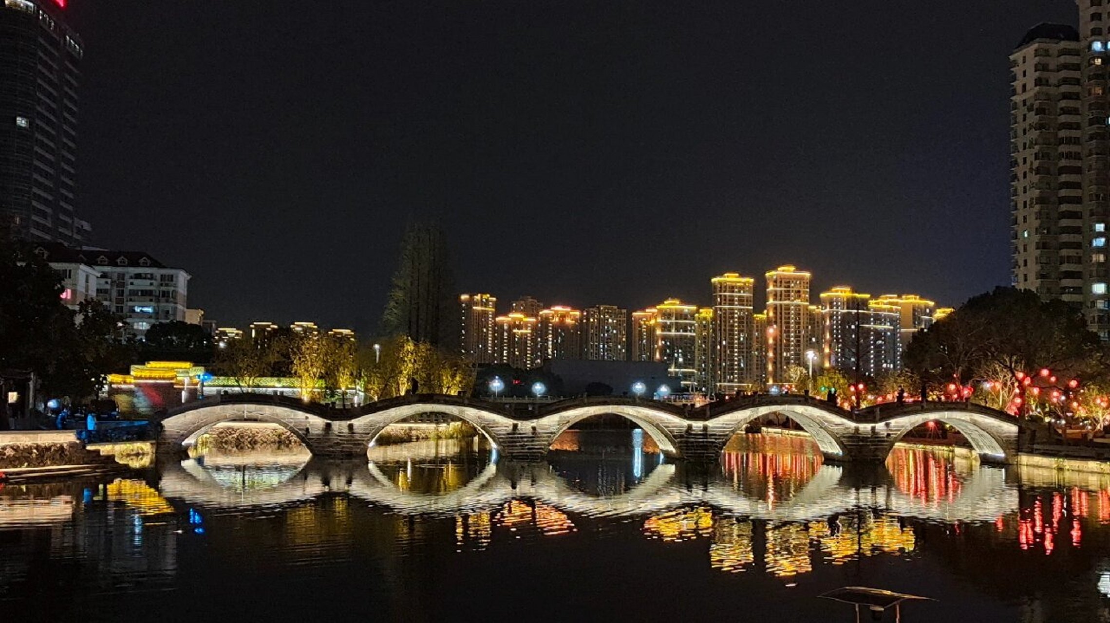 夜色中的五洞桥. 在黄岩上过三年学,从不知这已有800年历史的五洞桥.