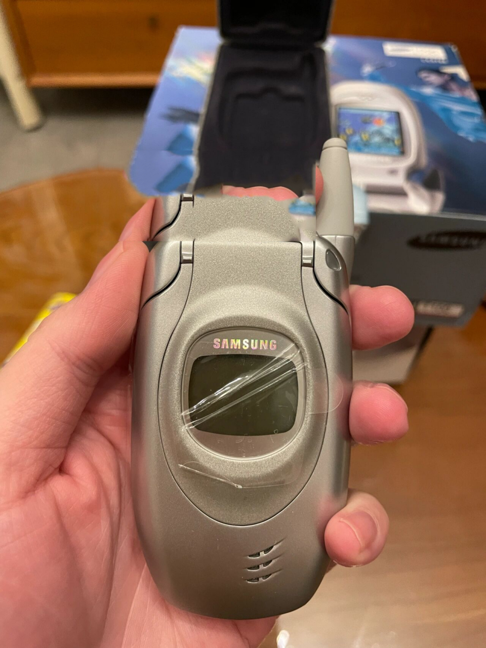 三星 anycall t108 经典手机怀旧 2002年5月,三星推出了第一款折叠