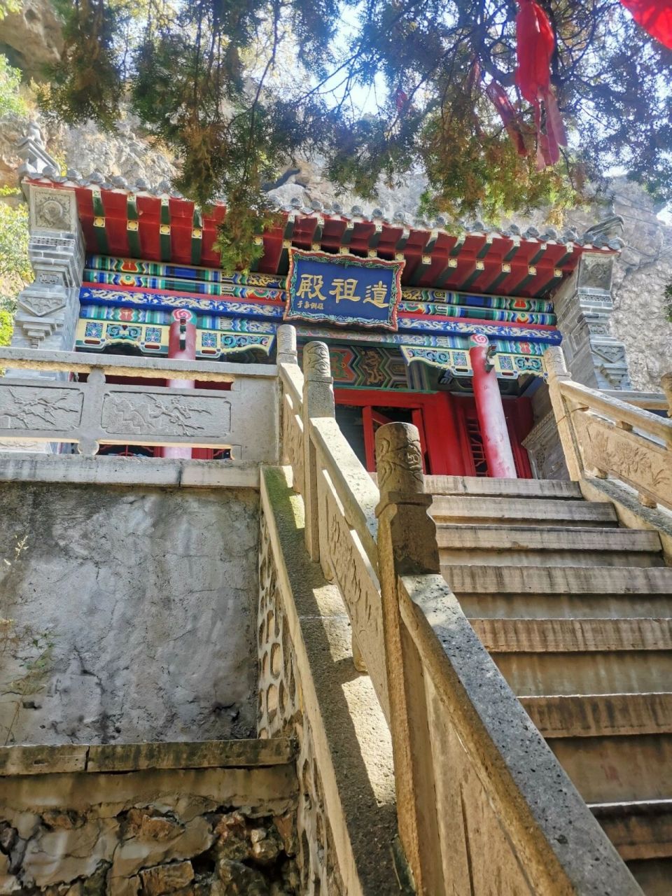 葫芦岛灵山寺   说是寺庙,其实里面供的都是道教的仙师,佛道也有共同