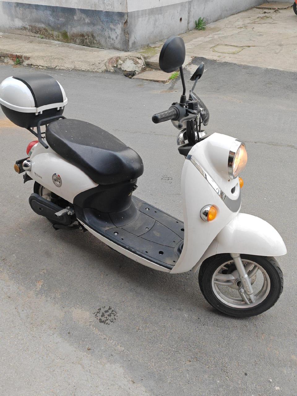 新到九成新新蕾60伏小龟高端电动车手续齐全,高配置,前碟后鼓,液晶