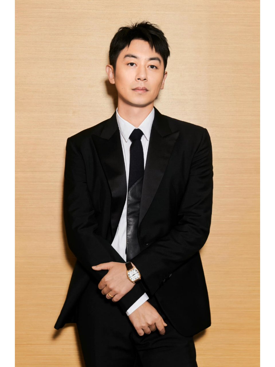 亚文演绎复古写真 当声音给演员带来更多关注,朱亚文向来是审慎的.