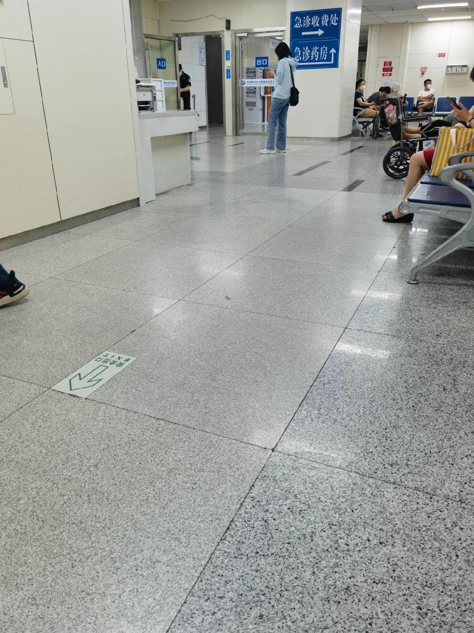 安贞医院急诊外科许医生 一个超大火疖子,被急诊皮肤科告知急诊处理不