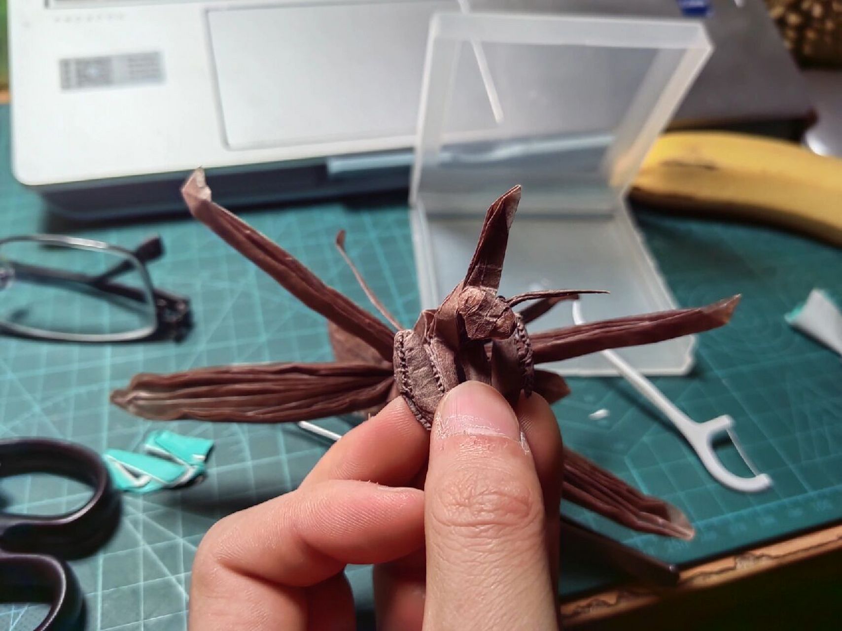 火车上折完的折纸螳螂 设计:今井幸太 折拍:我 用纸:35cm棕色拷贝纸