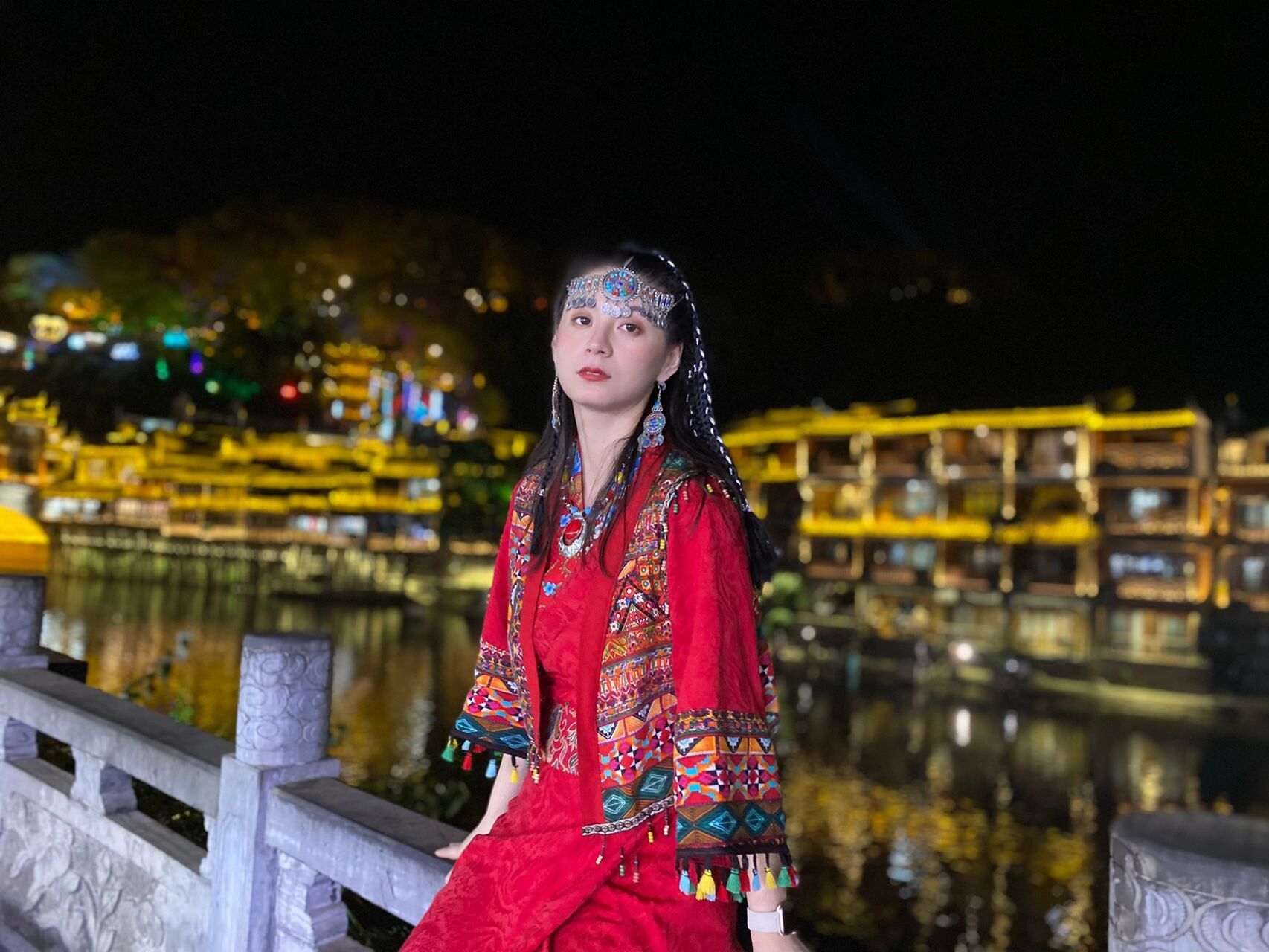 凤凰古城//苗族服饰    	 心心念念来拍照91拍了杨超越同款哦 给