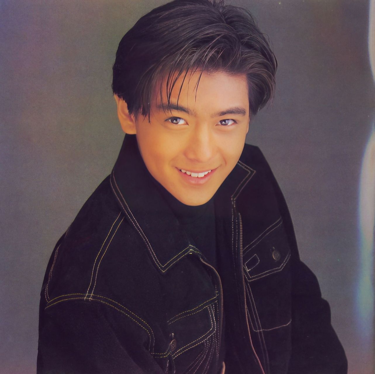 1992年2月,17岁的林志颖发行了首张专辑《不是每个恋曲都有美好回忆