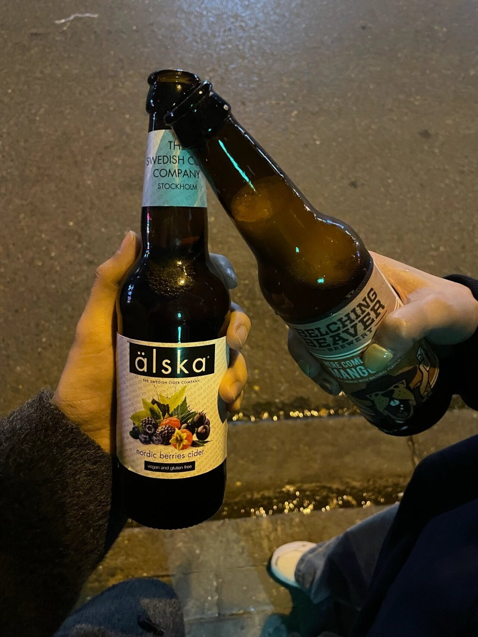 想起站在马路边喝酒的快乐夜晚🍻 上个月去上海出差的时候 晚上饭后