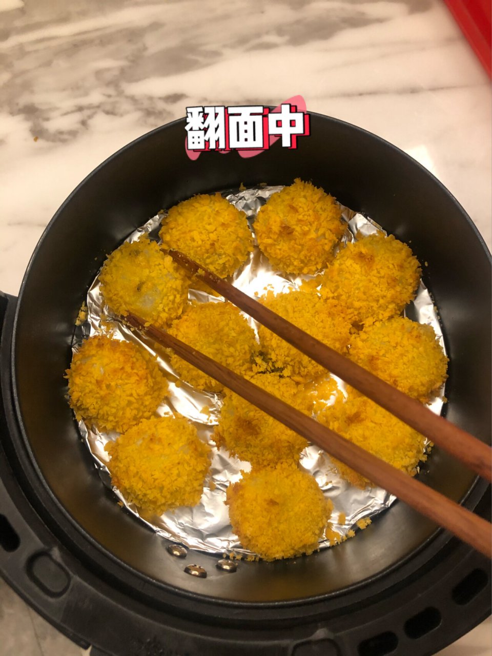 空气炸锅炸汤圆 面包糠汤圆 炸汤圆做法 1.汤圆温水下锅煮四分钟; 2.