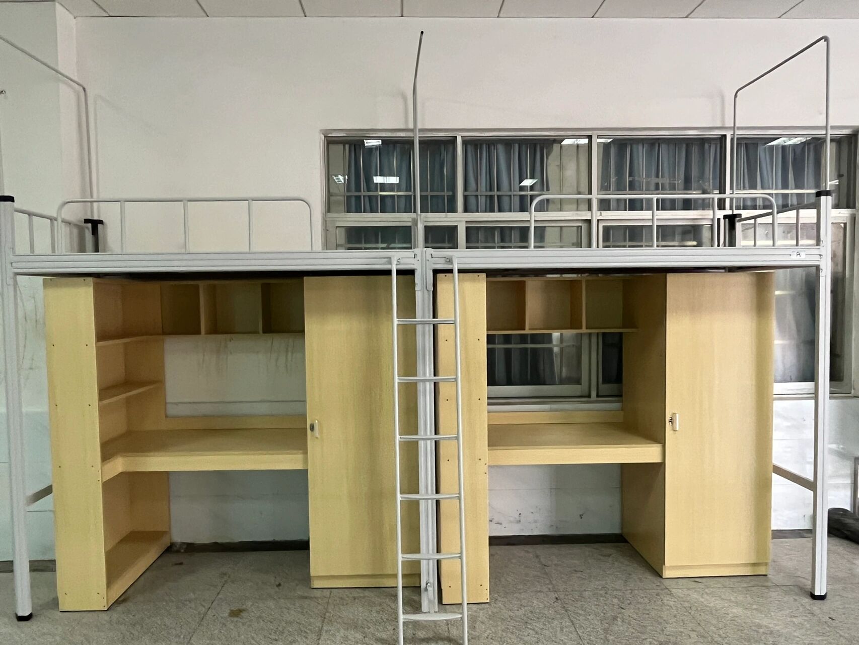 湖南涉外经济学院寝室床桌  最新的装修床铺桌子新生入学寝室床铺配置