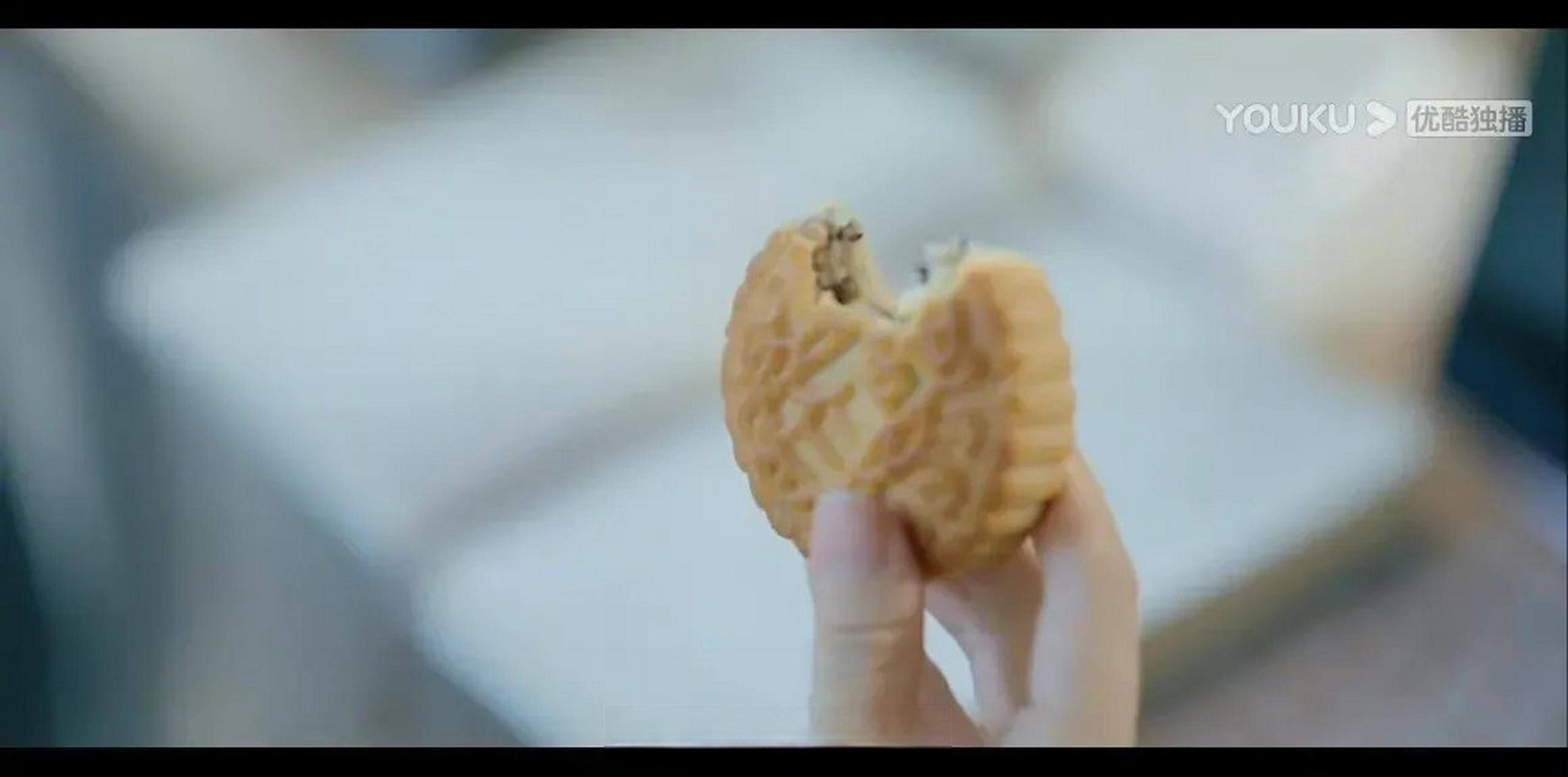 张彬彬的手真的好大,女主拿着的月饼看着挺正常的,拿在张彬彬手里就像