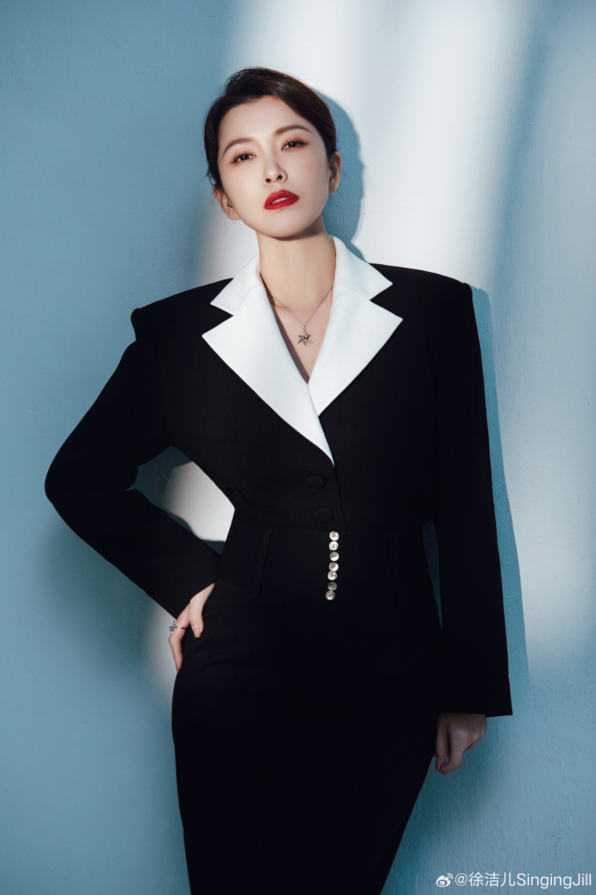 来一组秦虹同款职场写真 感受虹姐的气势如虹,与沉静似水#电视剧执行