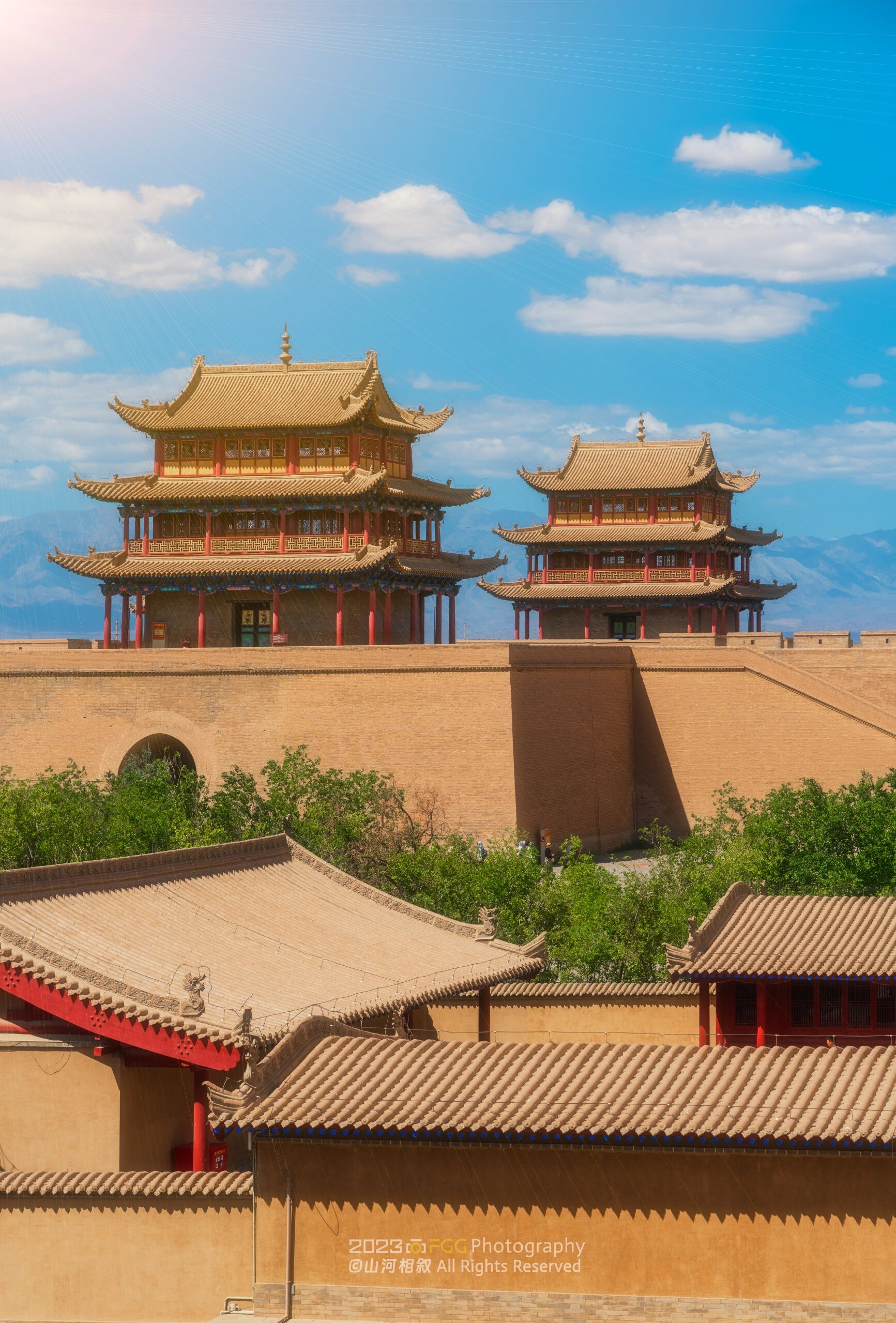 《嘉峪关城楼:岁月长存的卫士》 嘉峪关城楼,古老而威严,是一座饱含