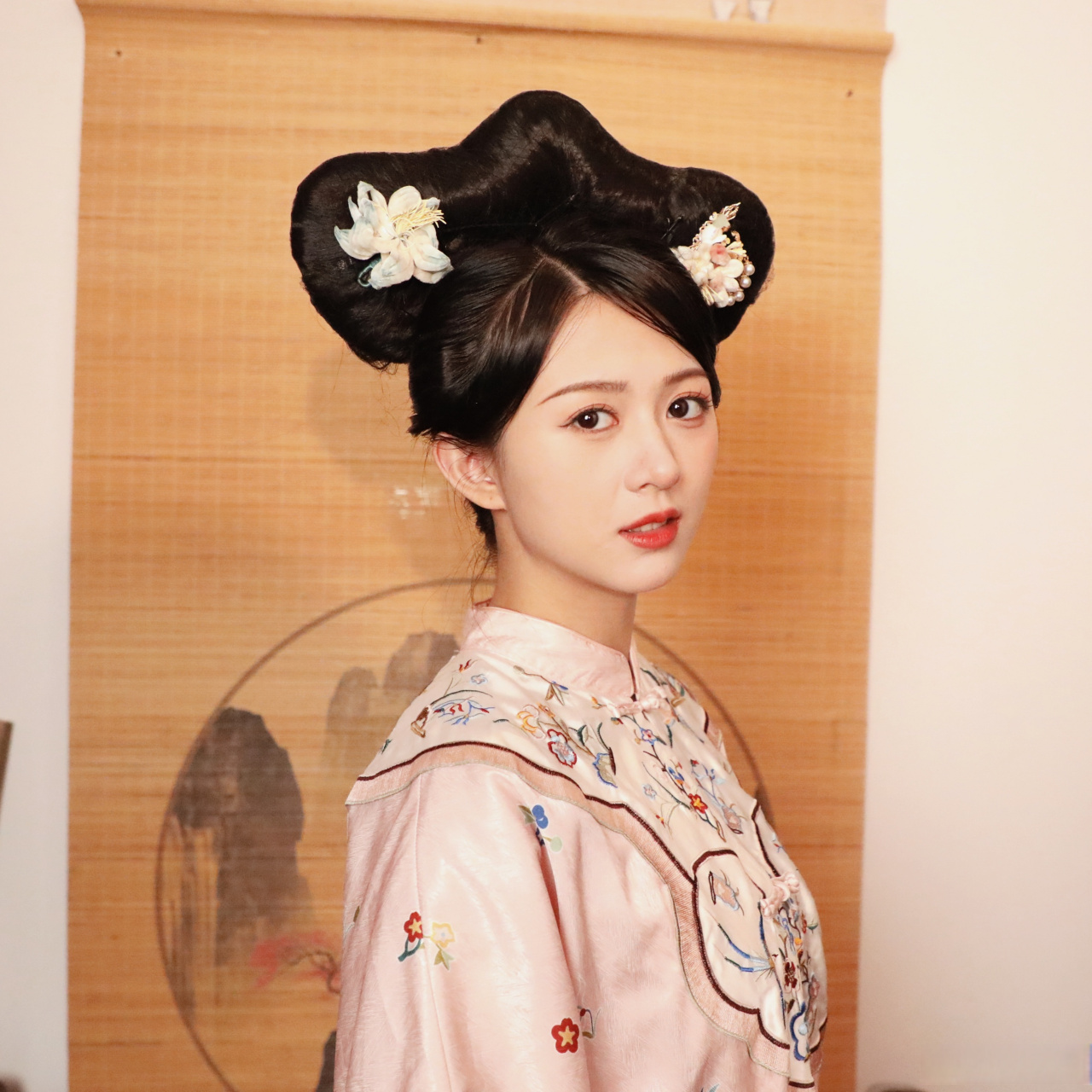 于杨梓# 第一次做清宫的妆造